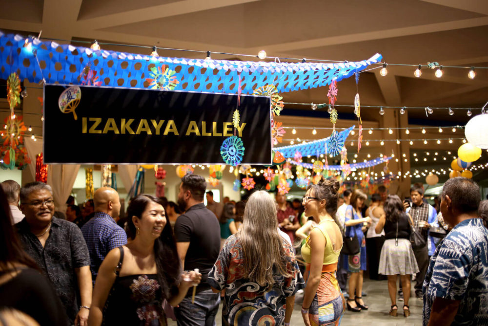 jos15hi411 Crowd of people hanging around at Izakaya Alley’s section (2015 Honolulu)