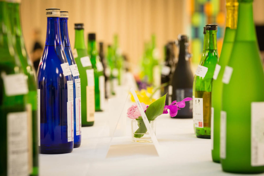 jos17tk017 Bottle display on the table (2017 Tokyo)