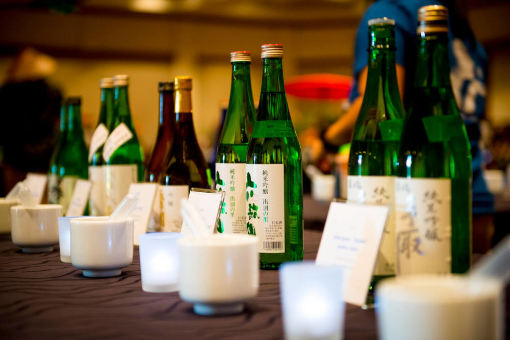 jos18hi010 Bottles on the table (2018 Honolulu)