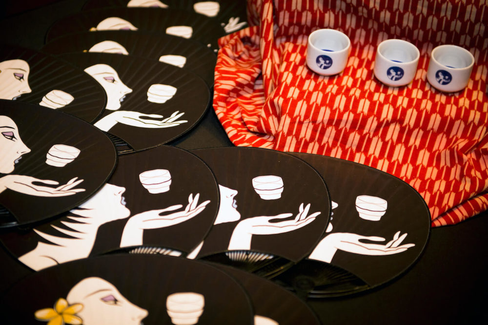 jos18hi042 Sake Chick black uchiwa fans and janome cups (2018 Honolulu)
