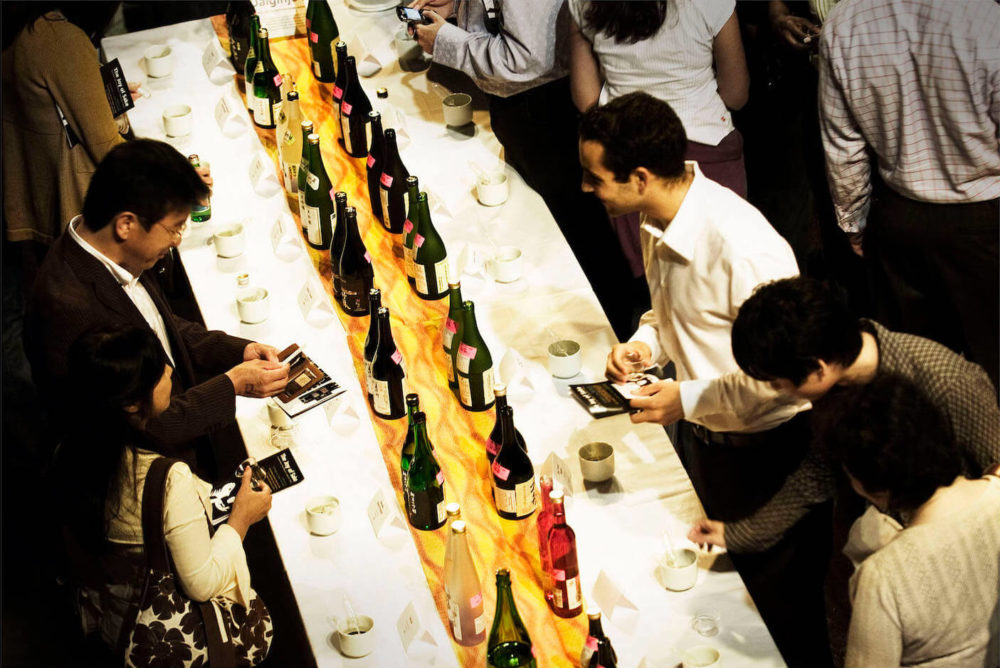 jos08ny130 View from above of people sampling sakes (2008 New York)