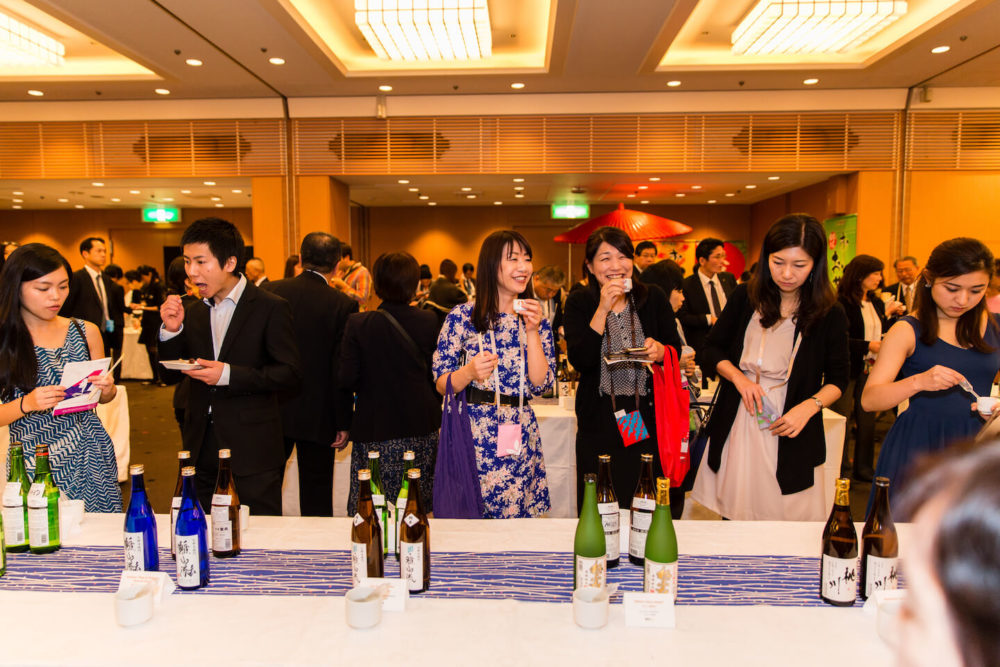 jos16tk283 People enjoying sake in front of the sake table (2016 Tokyo)