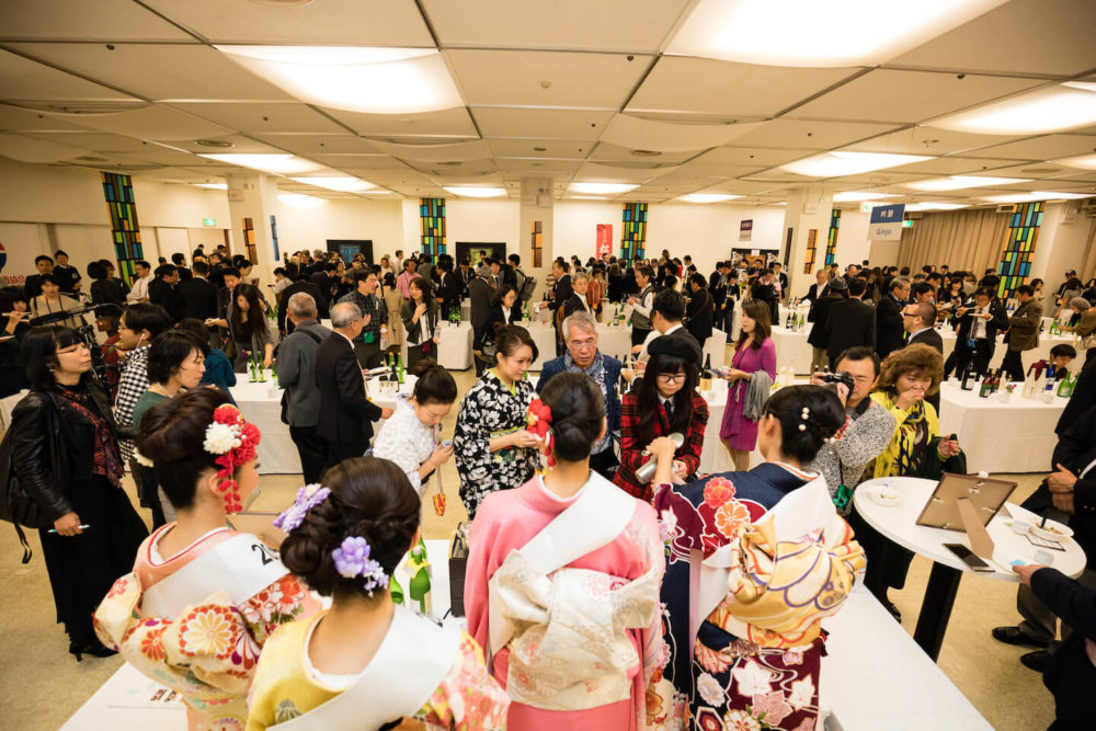 jos17tk128 Miss Sakes pouring sake to guests (2017 Tokyo)