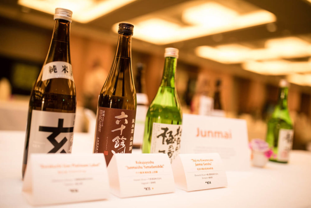 jos17tk275 Bottles on the table (2017 Tokyo)