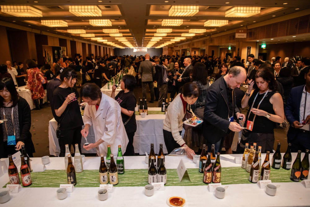 jos19tk273 A view of the ball room from one end to the other with tables and bottle displayed during the event (2019 Tokyo)